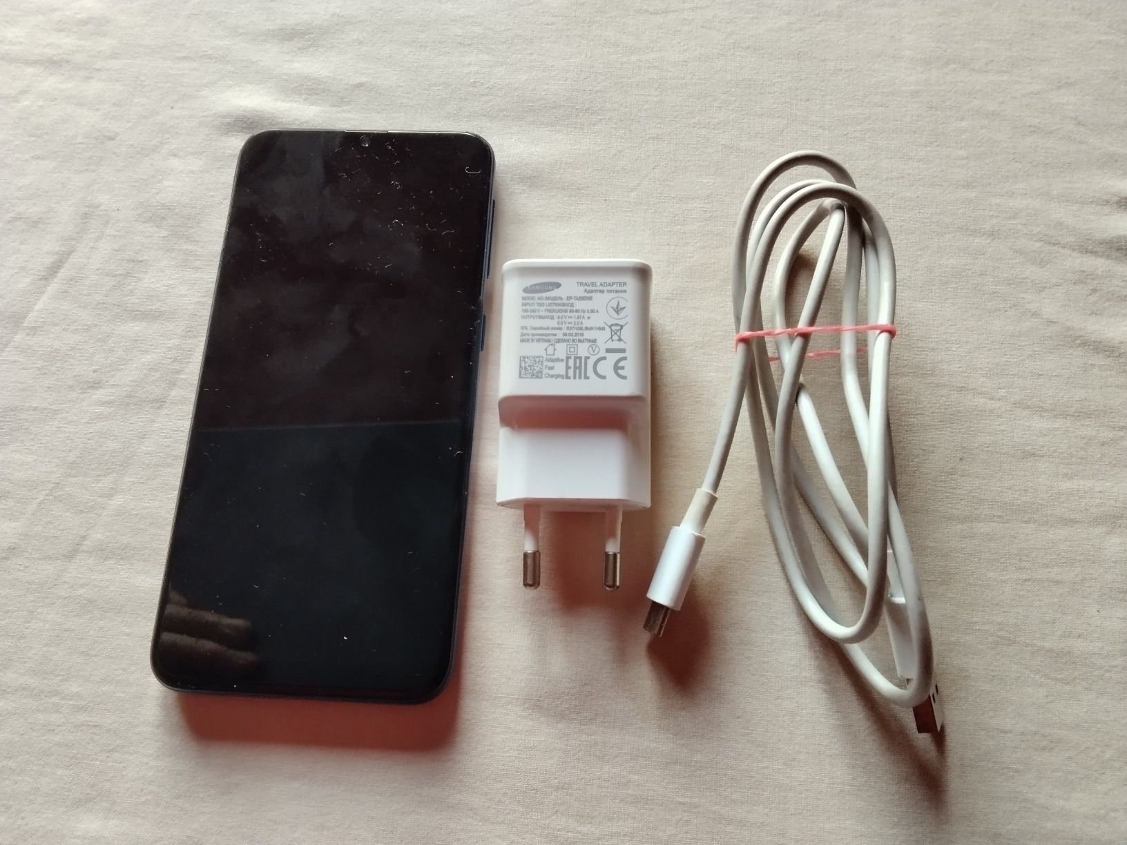 страхотен GSM SAMSUNG A20E 4G с две сим карти-не кодиран