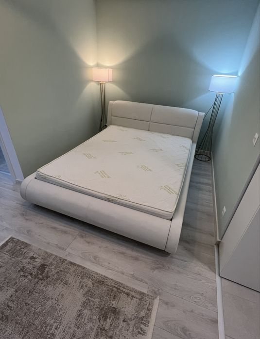 Pat matrimonial modern , tapitat cu piele ecologica , alb-crem +saltea