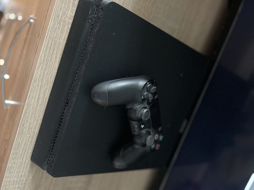 Playstation 4 500GB с FC24 и UFC 4