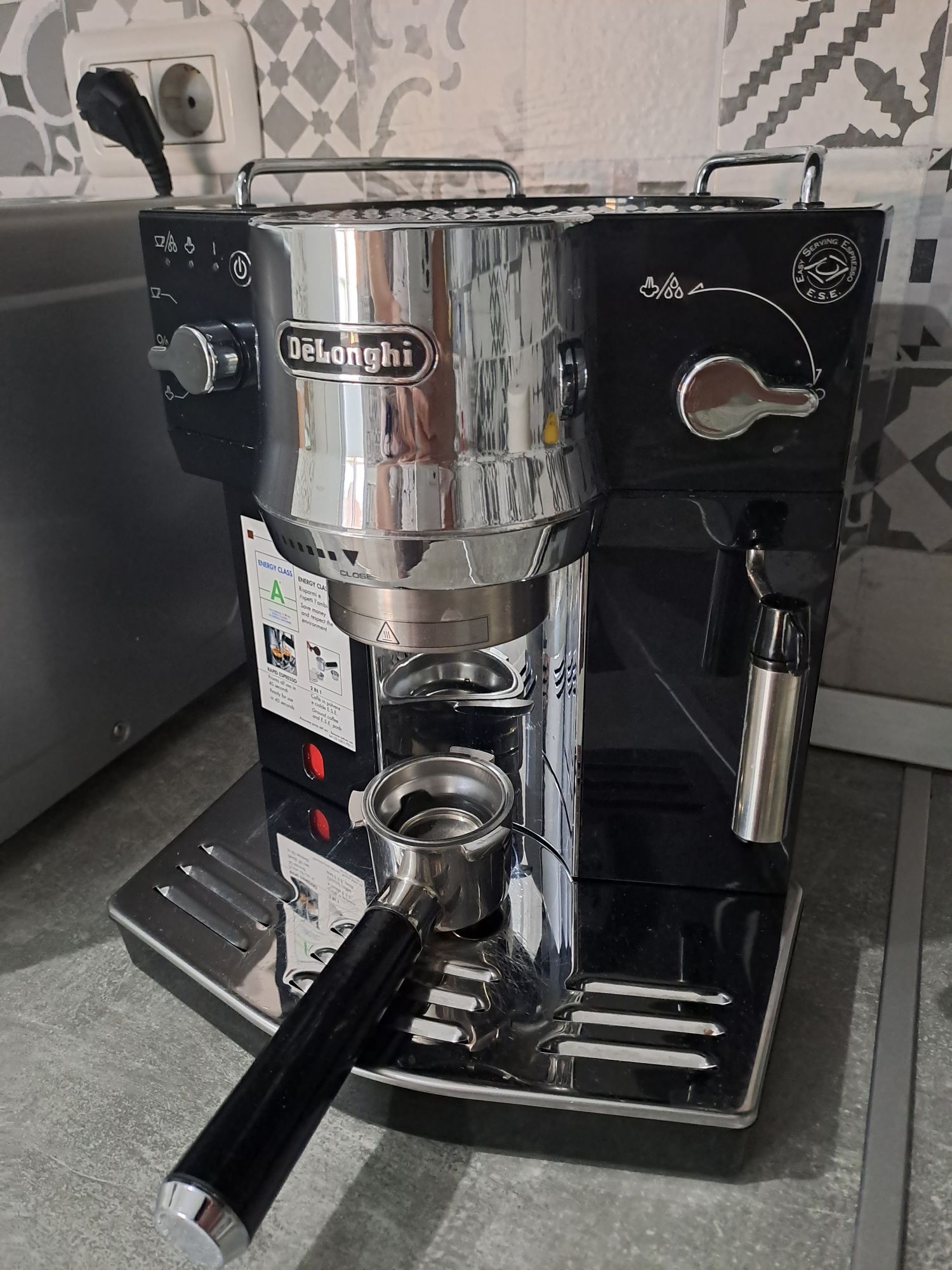 Vând expresor delonghi