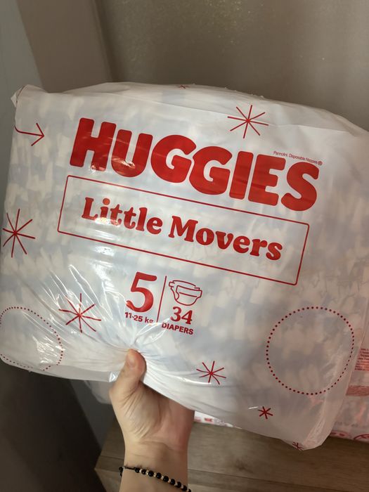 Vand 6 baxuri de pampers huggies marimea 5, 195 de bucati