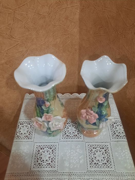 Китайские, винтажные парные вазы, глазуированный фарфор, лепнина розам