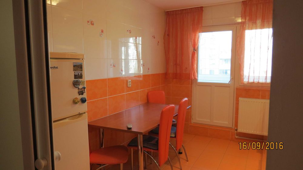 inchiriez o camera in apartament de 4 camere