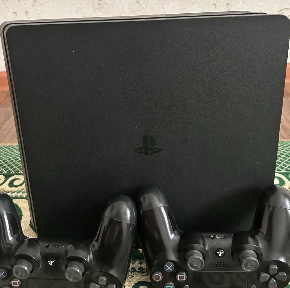 PS4 Slim 1TB + 2 джойстика + игры + PS Plus Extra