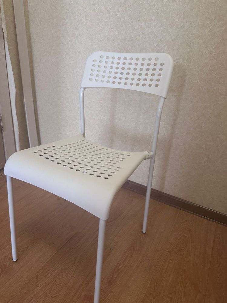Продам белые новые стулья