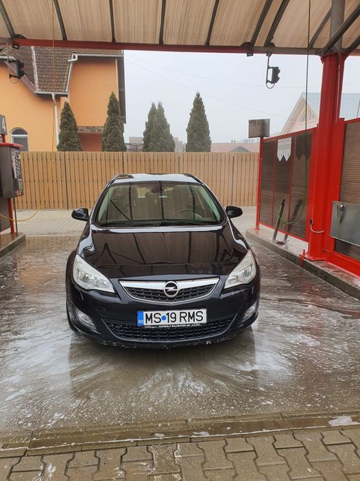 Vând Opel Astra J 2011