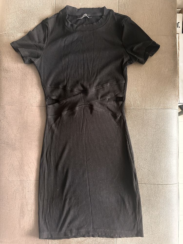 Черна рокля Bershka