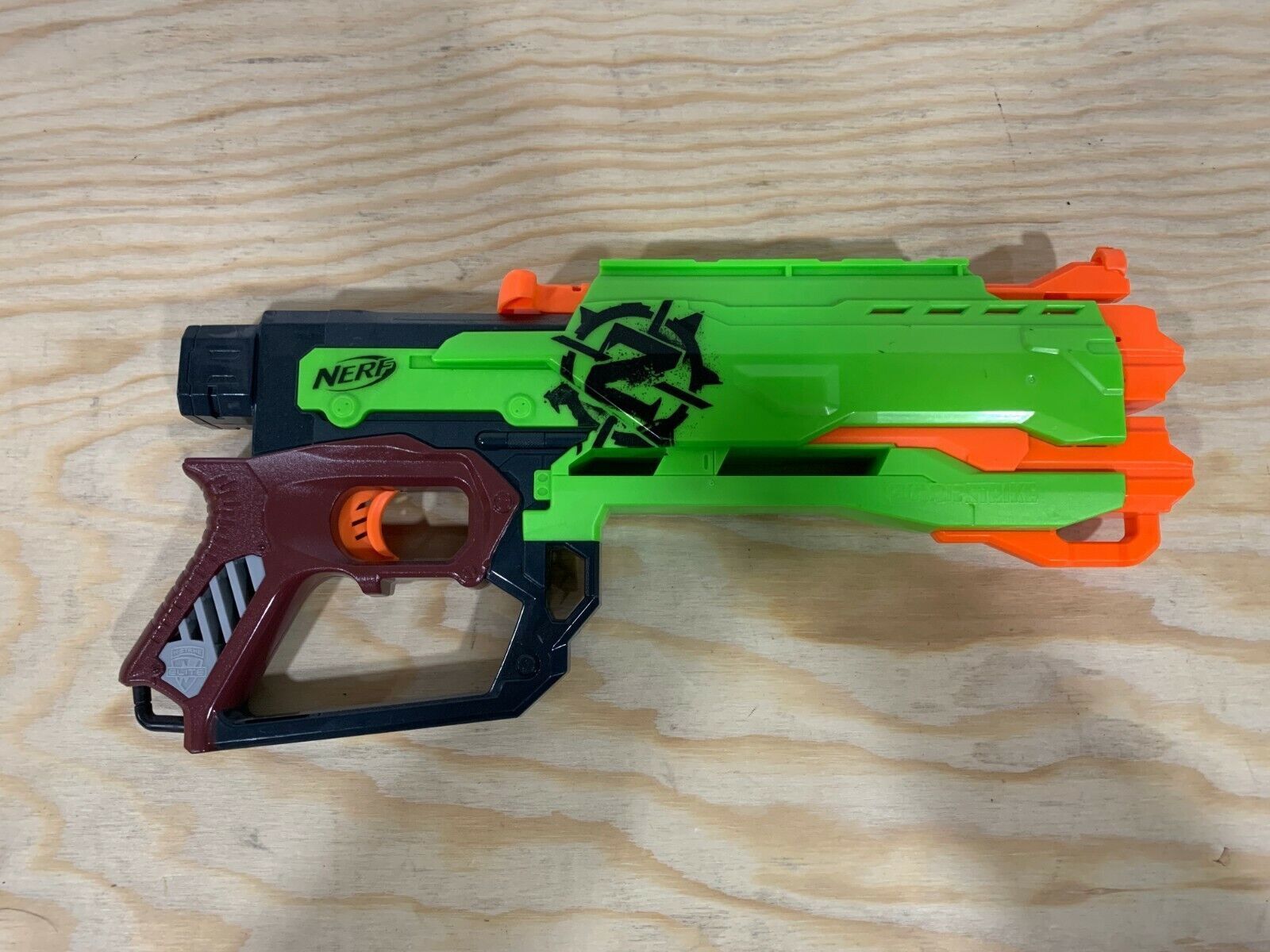 Продам nerf в отличном состояний  из уодеций зомби онда топ