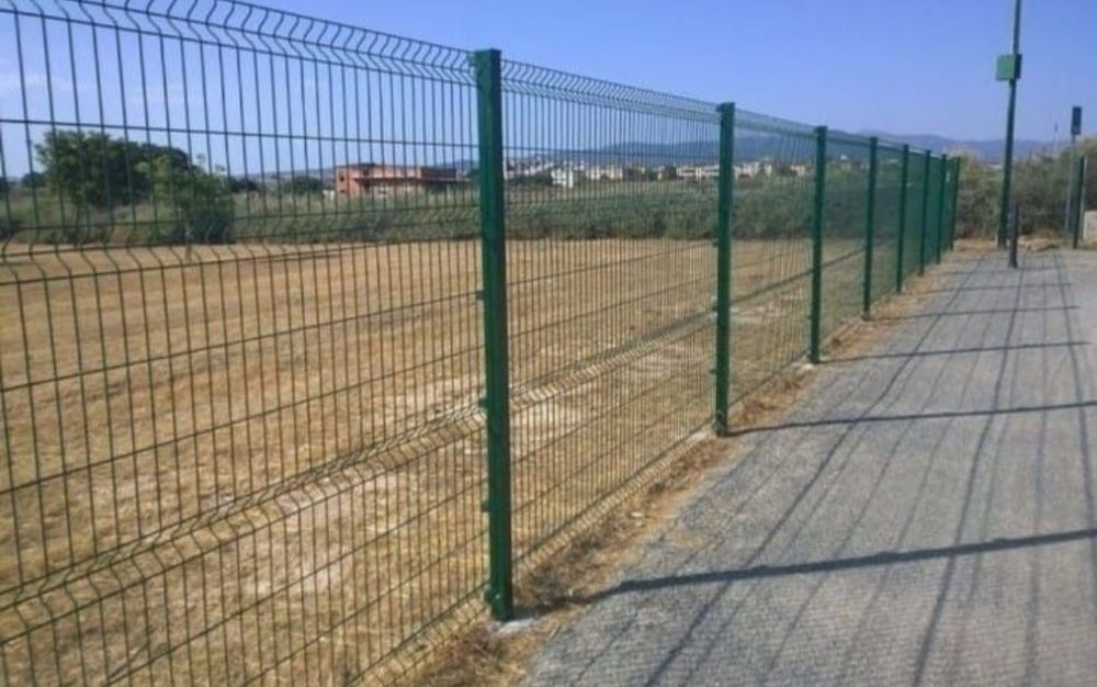 Garduri din plasă bordurată