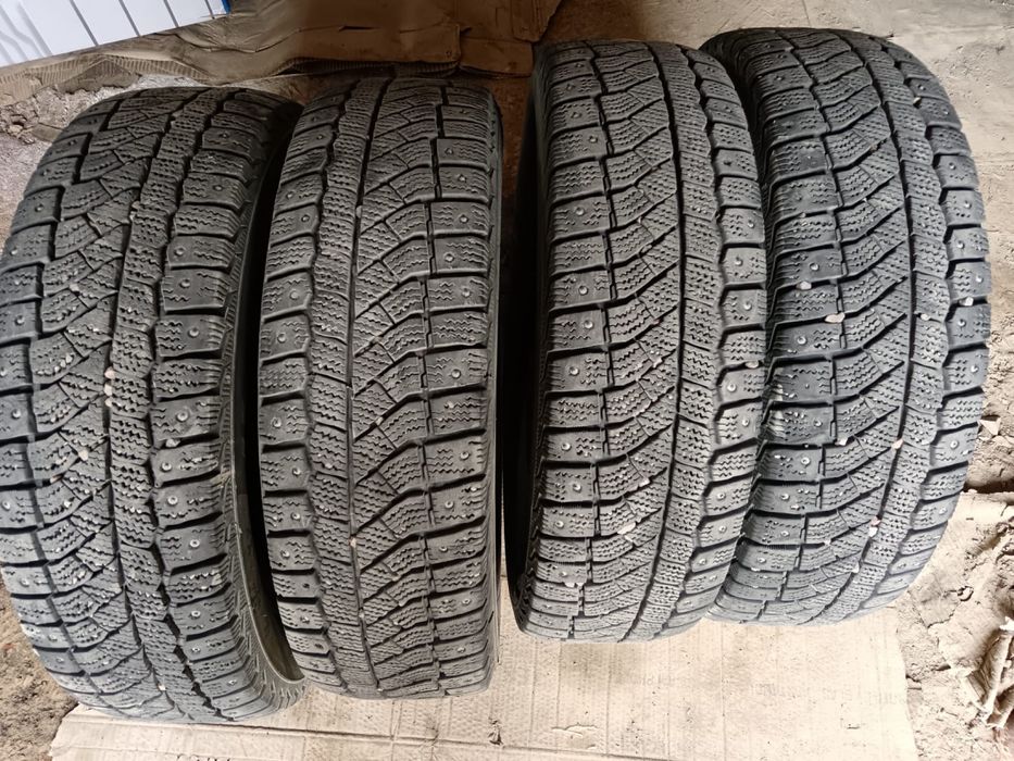 Продается зимние б/у шипованные шины  185*70*R14