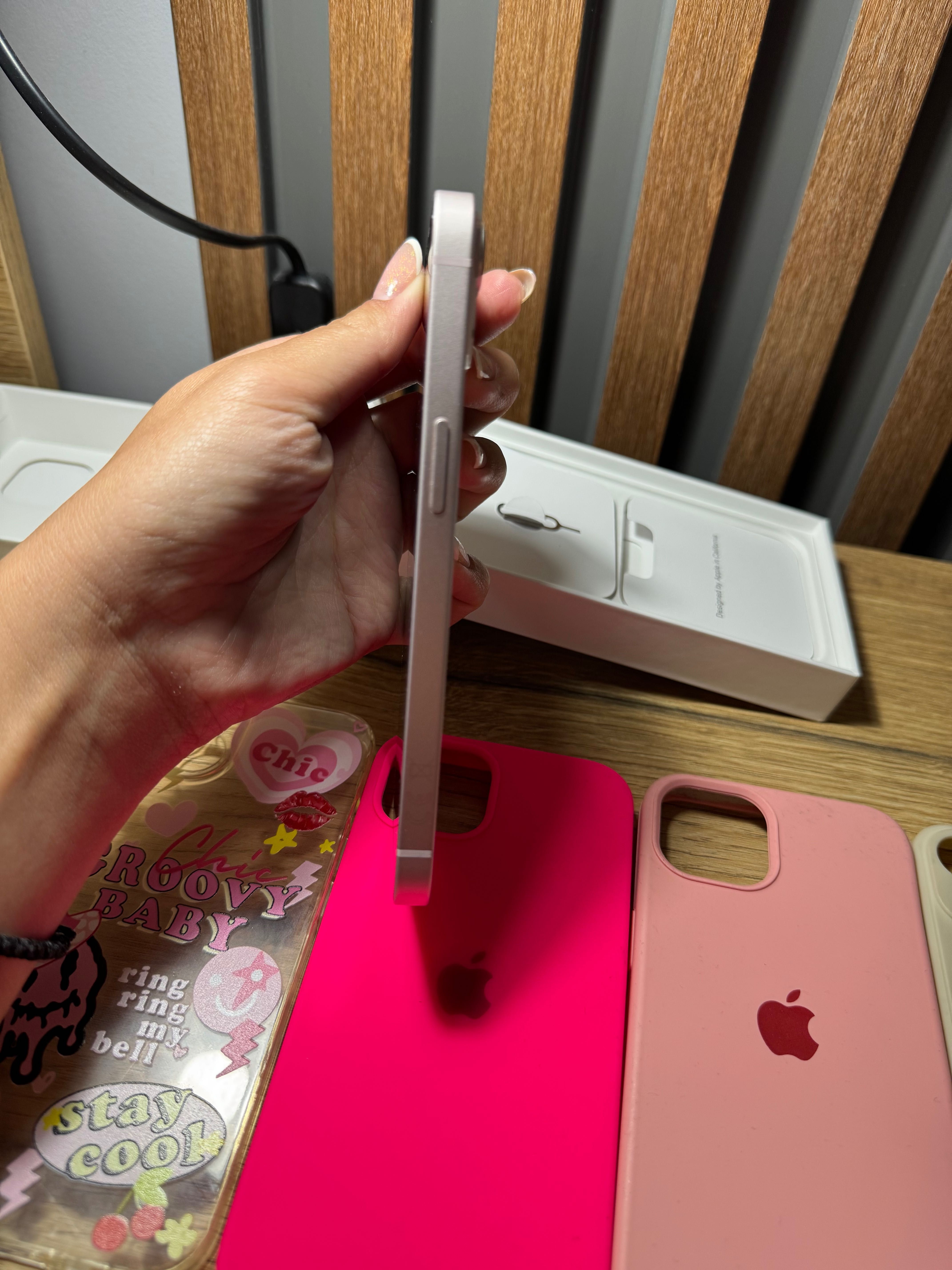 Iphone 13, 128 gb, ползван е около 2 години. Минимални забележки