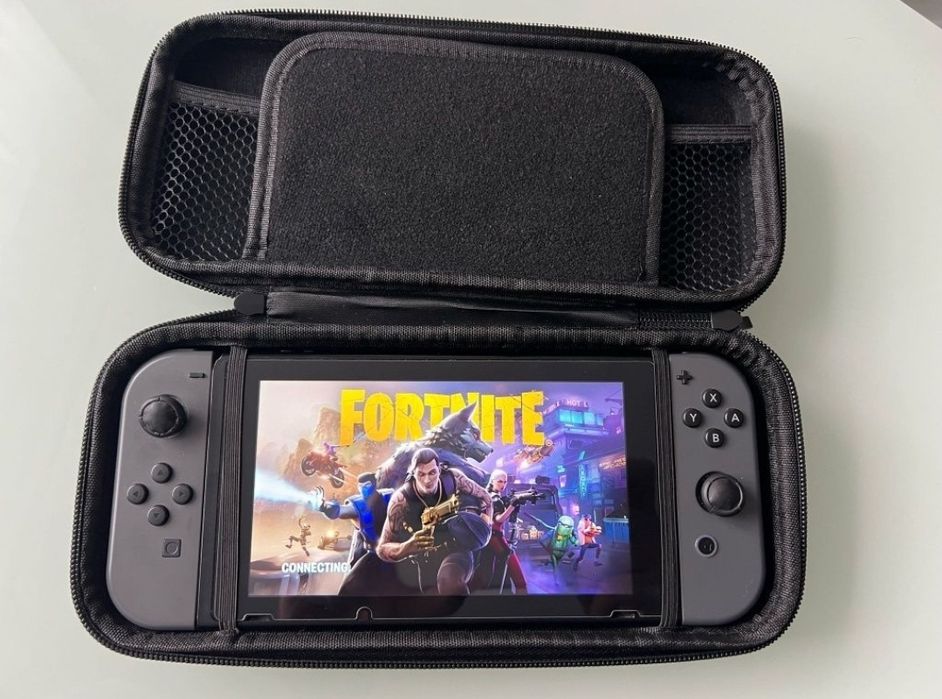 Nintendo Switch - cutie, husa transport, 3 jocuri