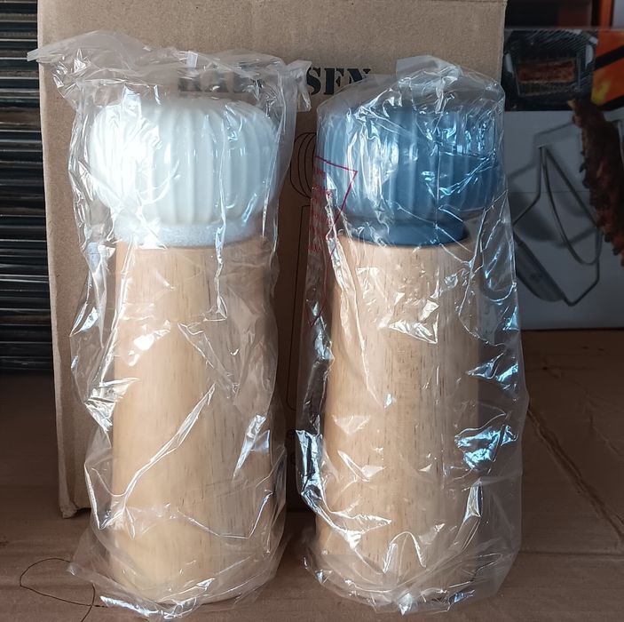 Set rasnite pentru sare si piper, 17.5x6cm, lemn si ceramica