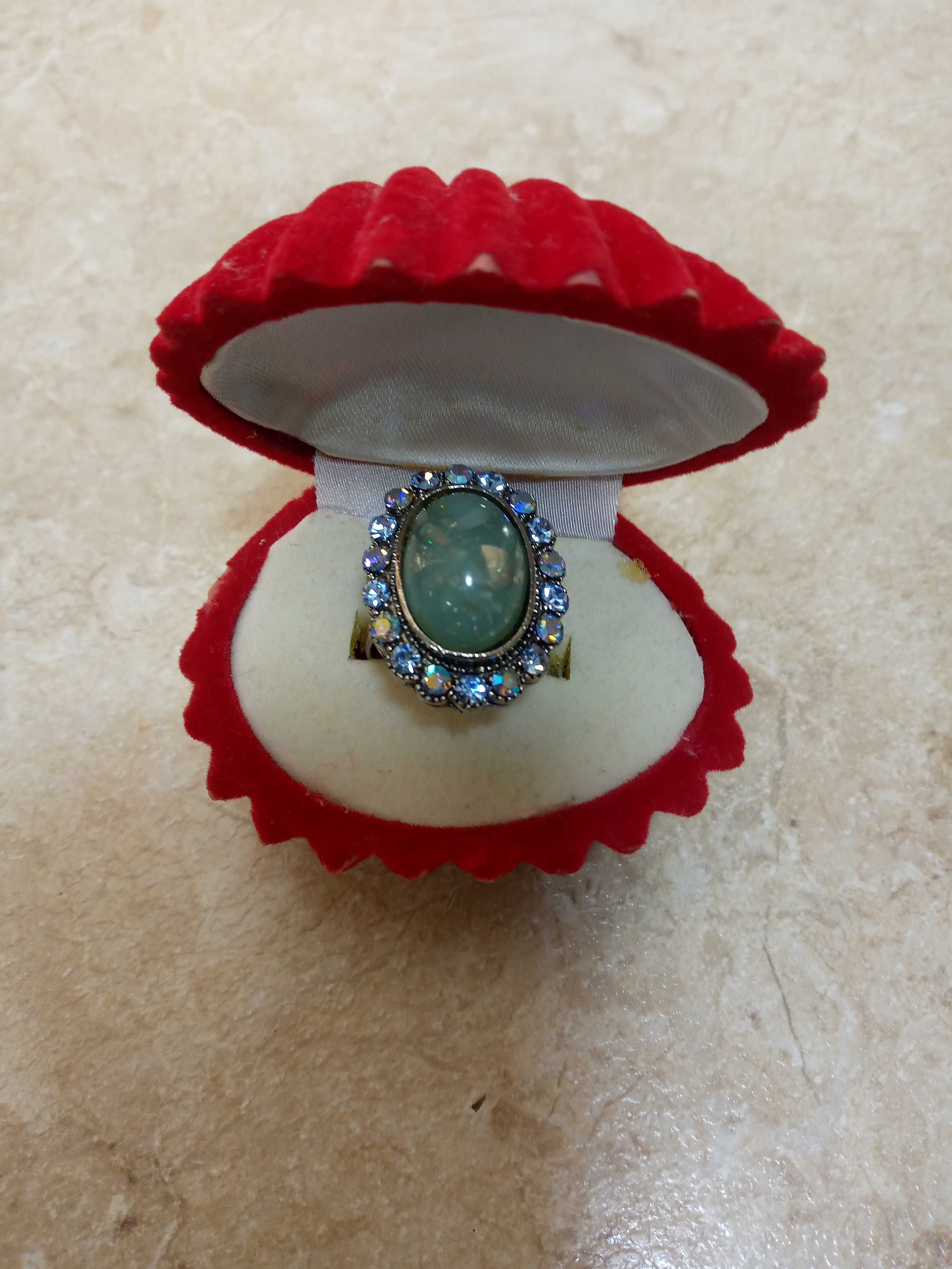 Продается необычное кольцо Б/У(см фото) Цена 120 тысяч