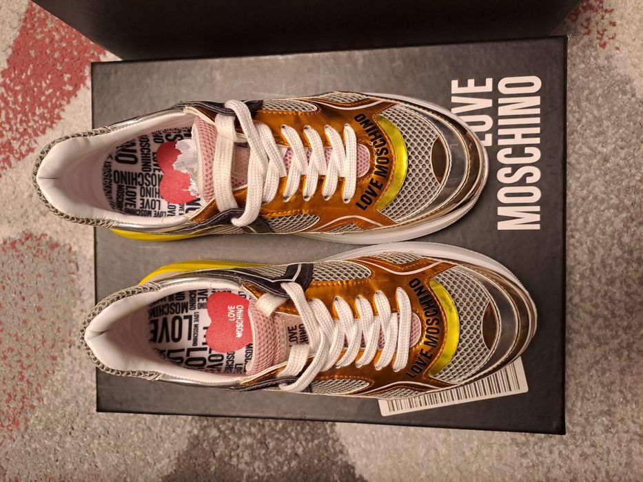 Sneakers Love Moschino
