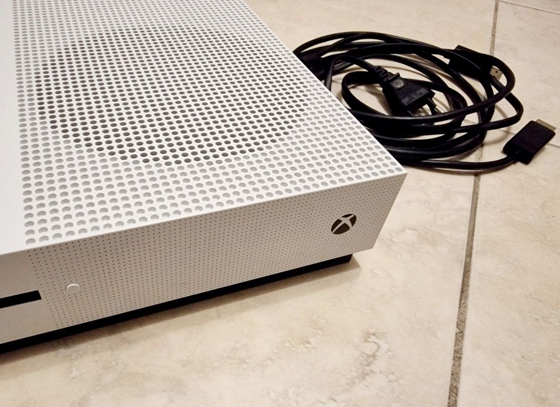 Продава конзола Microsoft XBOX One S 1TB