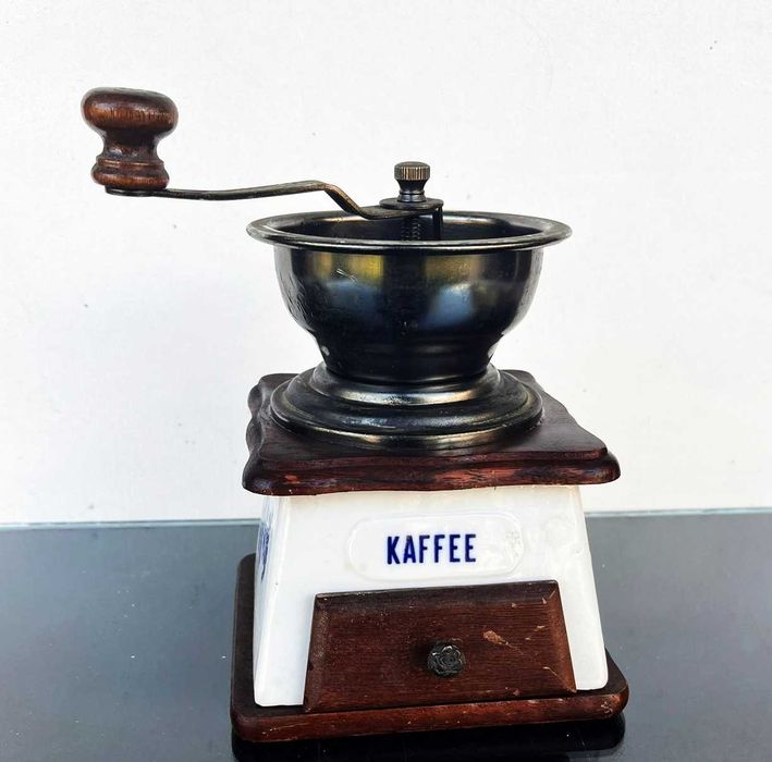 Rasnita ceramica cu aspect vintage pentru piper