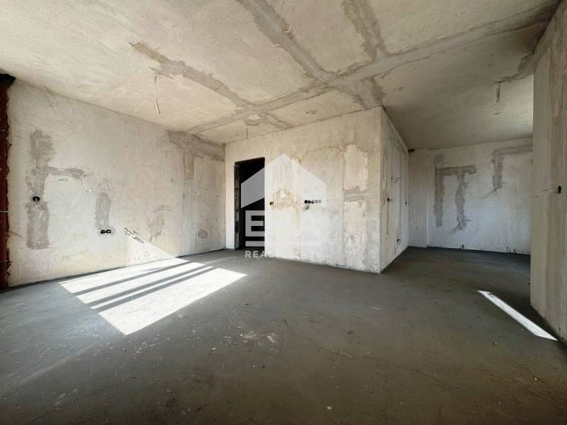 Продава се Тристаен апартамент в Русе, Цветница - 117 кв.м за 1547 €/кв.м - Снимка #1