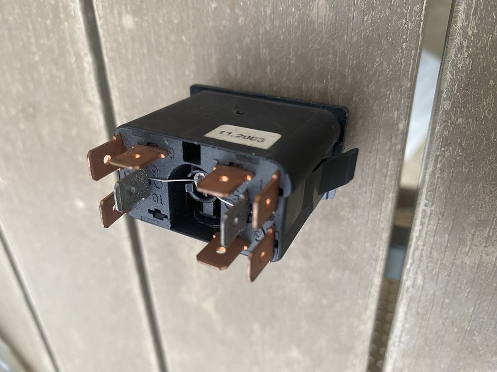 Comutator buton de avarie avarii bord Dacia 1310 papuc 1.9d + injectie