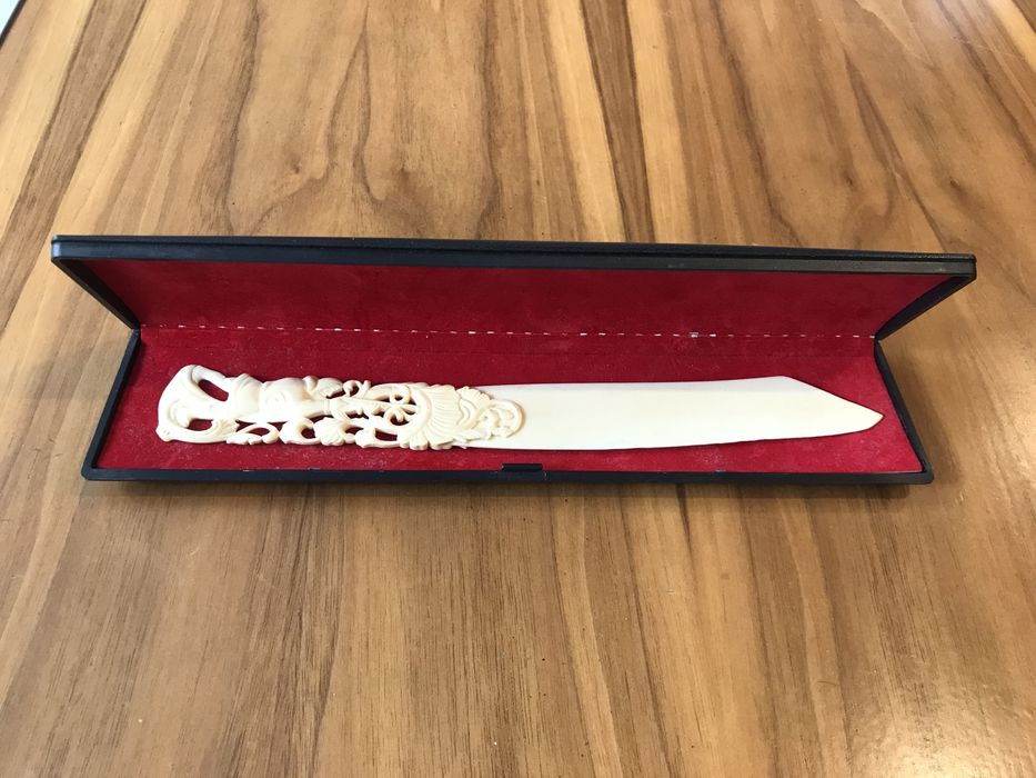 Сувенир резбован нож от слонова кост