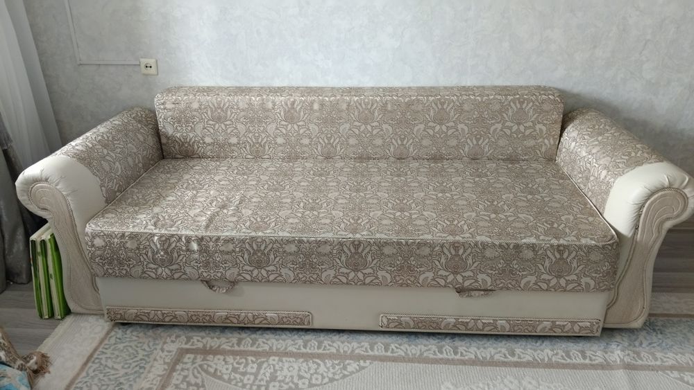 Диван в хорошем состояние. Размер 2.20 м. Есть ящик. Раздвижной.