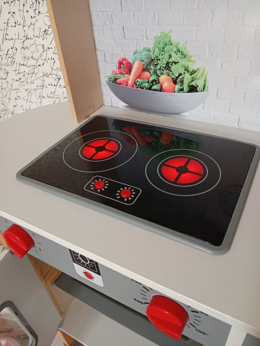 Дървена детска кухня + кухненски принадлежности