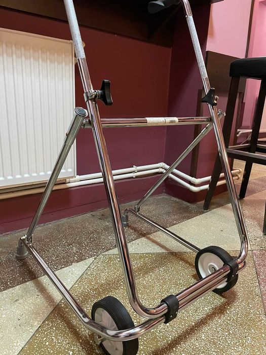 Cadru de mers pliabil cu roti