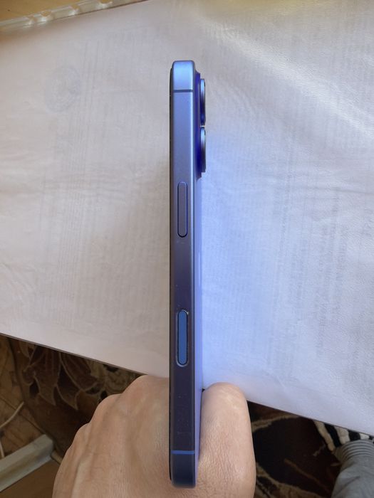 Продавам iphone 16 256gb