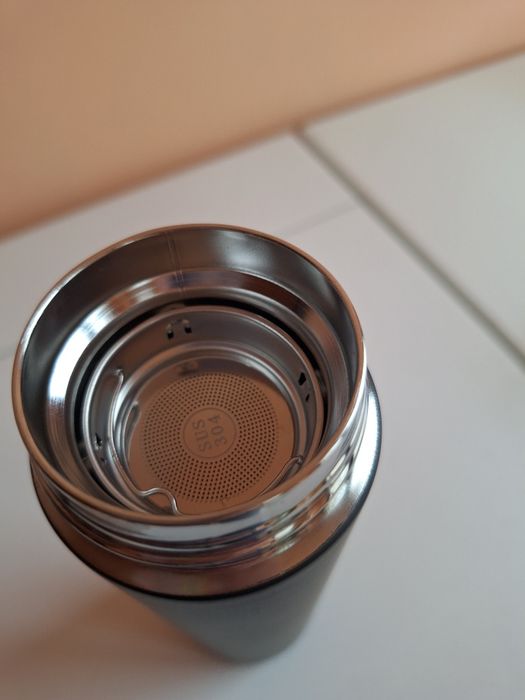 Чисто нов черен термос