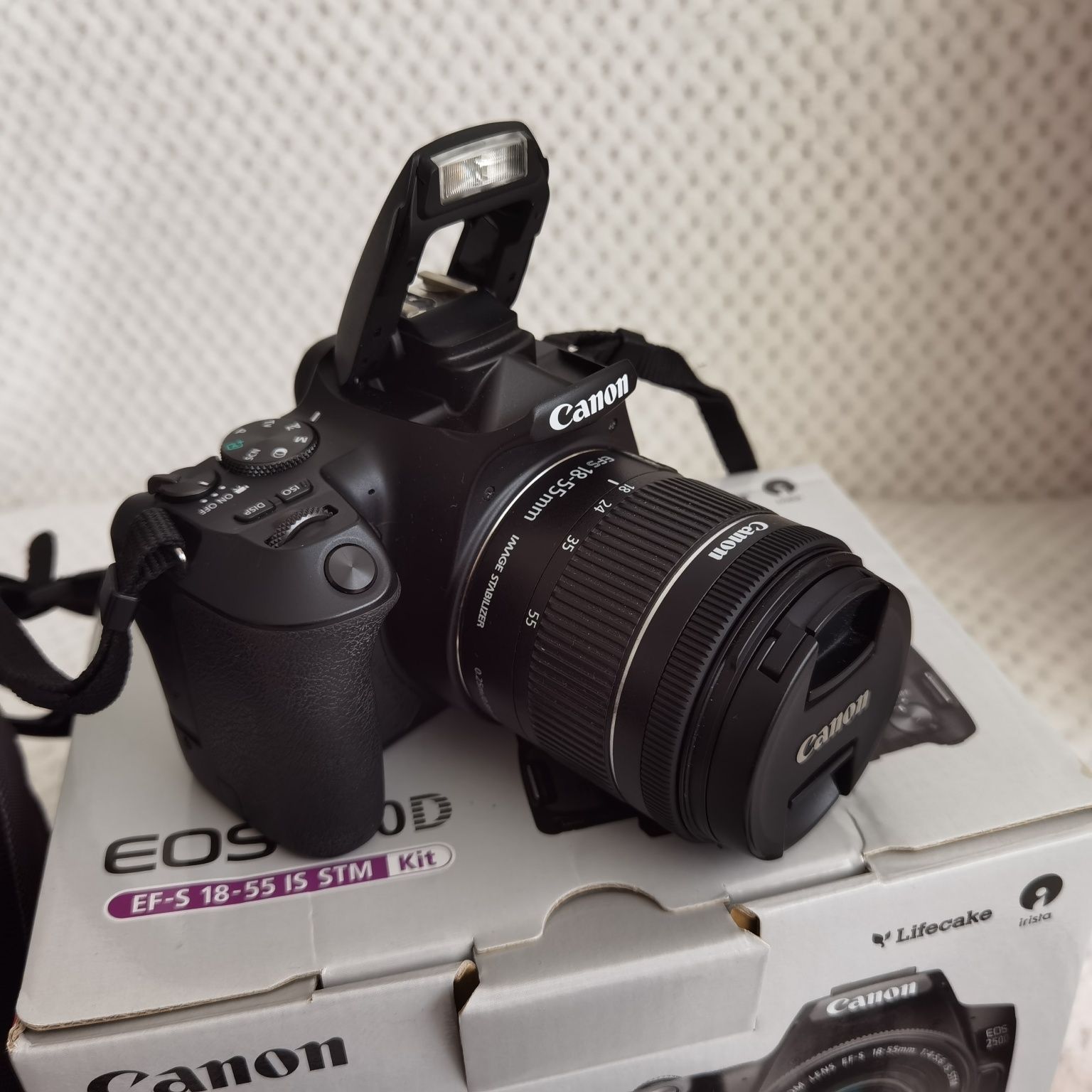 DSLR Canon EOS 250D, 24.1 MP, Wi-Fi, 4K+ обектив Canon EF-S 18-55mm