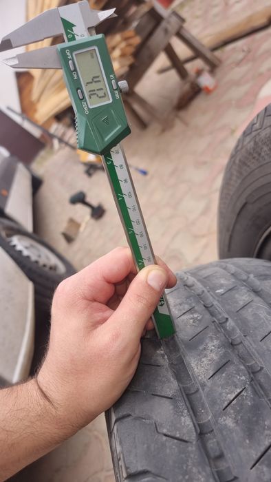 235 65 16C Continental ContiVanContact 100