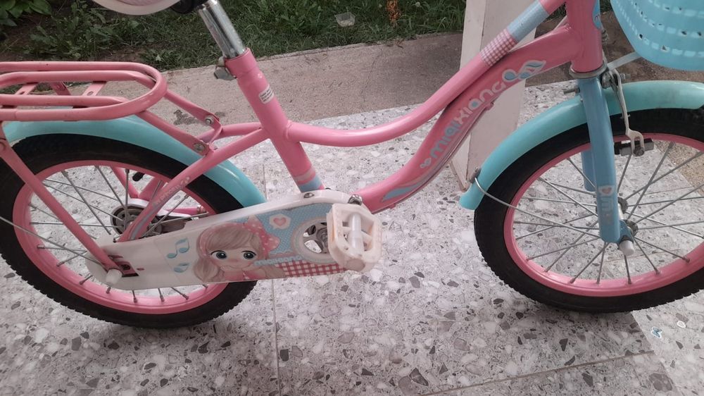 Bicicleta roz de fetite cu coșuleț pentru 5-7 ani