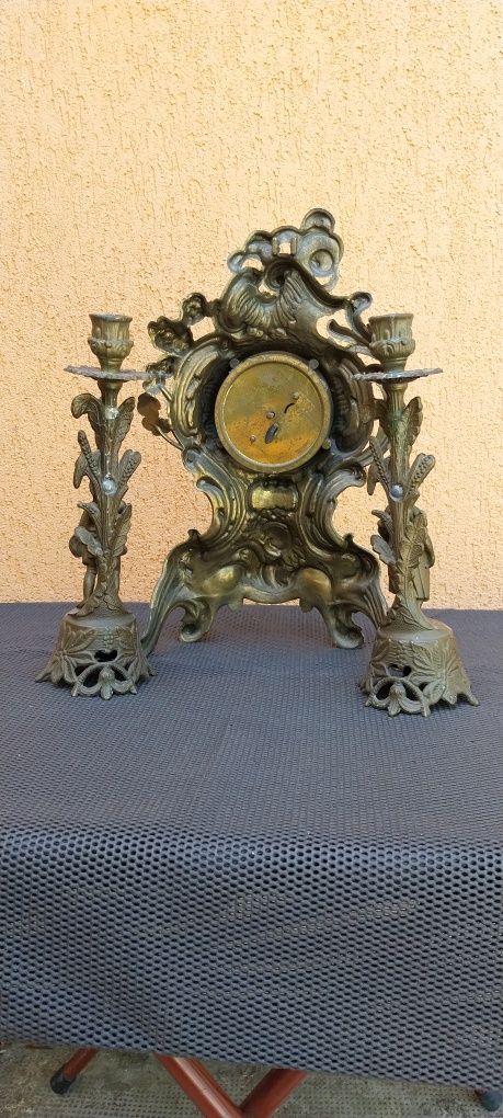 Ceas semineu cu doua sfesnice,bronz