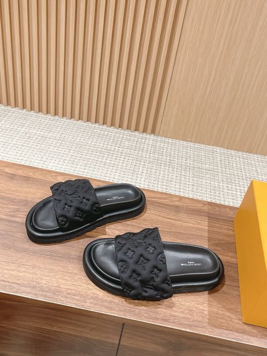 Papuci/Șlapi Louis Vuitton Calitate Premium