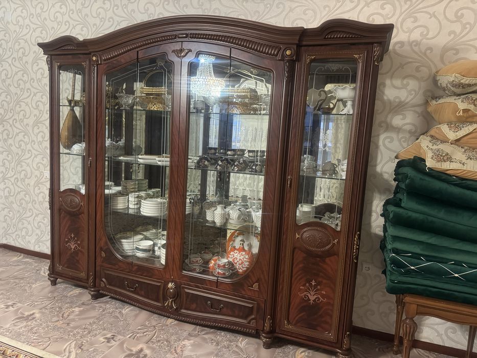 Сервант б/у в хорошем состоянии