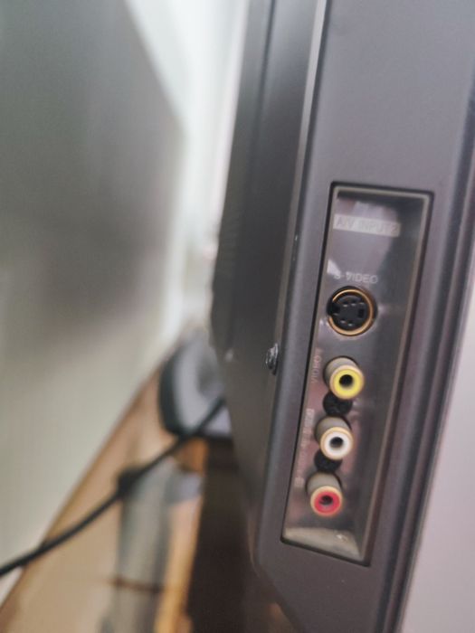 Lg telvizor sotiladi 2008 yil oling 1.400$ ga