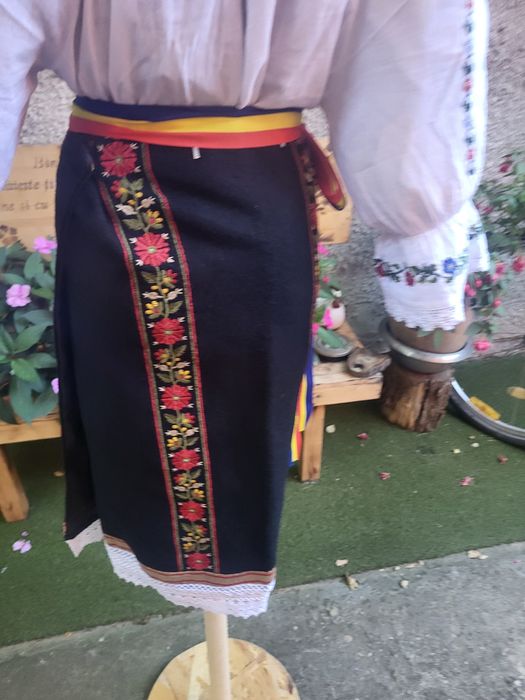 Vând costum popular