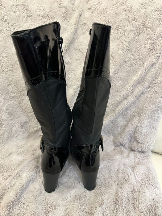 Cizme lungi nr 37, negre de piele cu ornamente de piele lacuita neagra