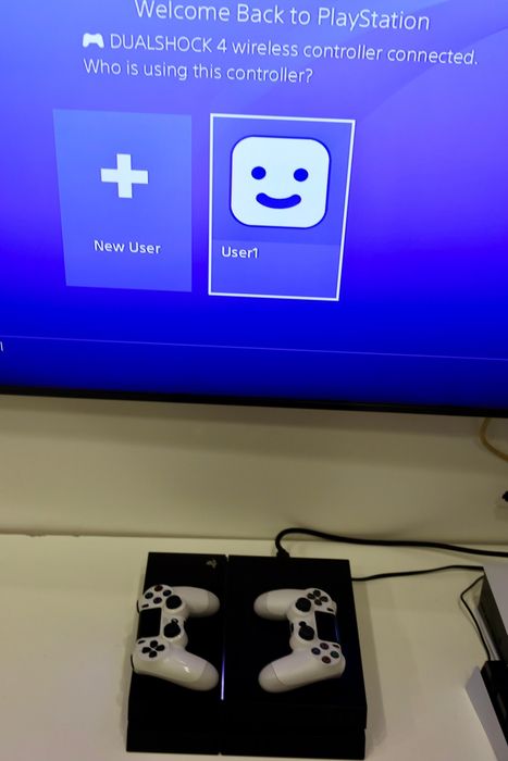 PlayStation 4 500 de GB 2 controllere