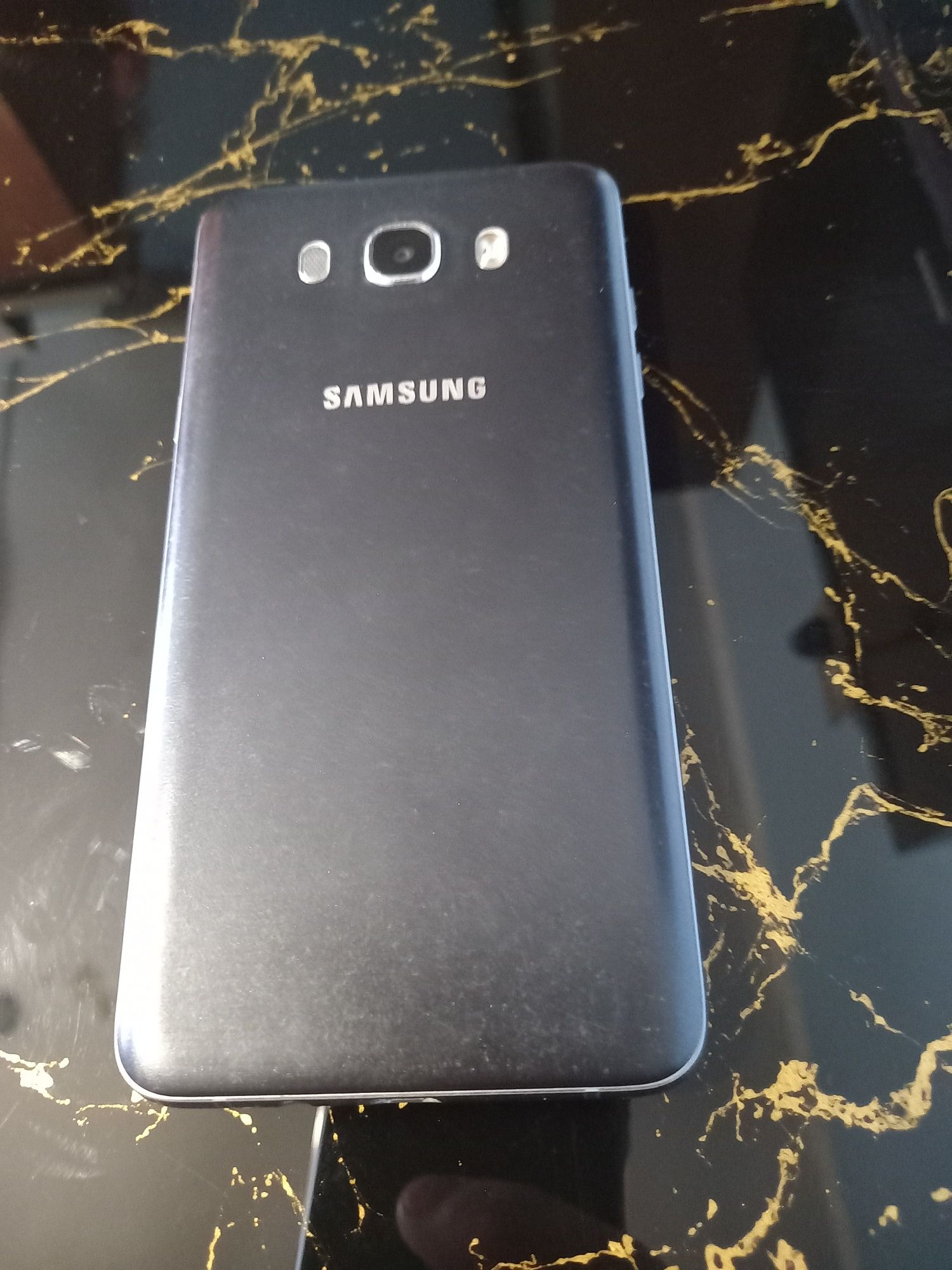Samsung J7.               .