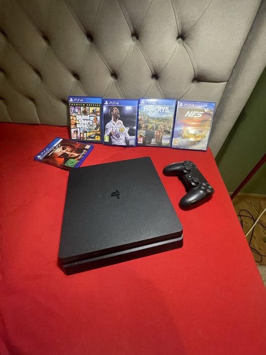 Vând PlayStation 4 Slim