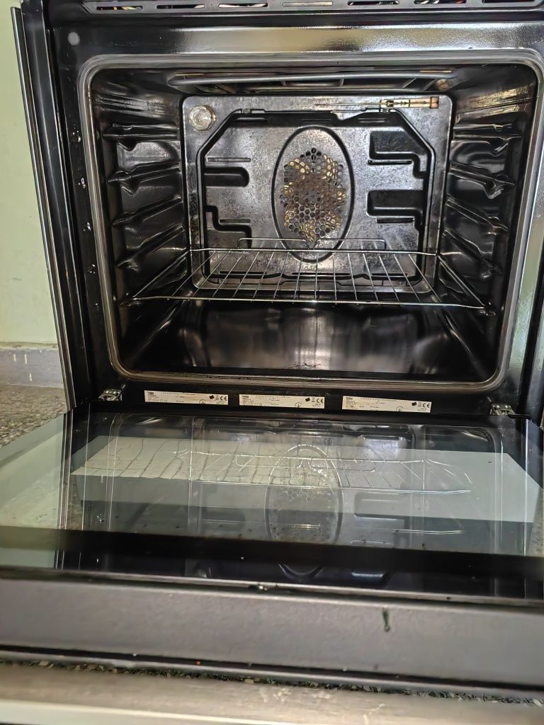 Продавам готварска печка с газови и обикновени котлони BEKO
