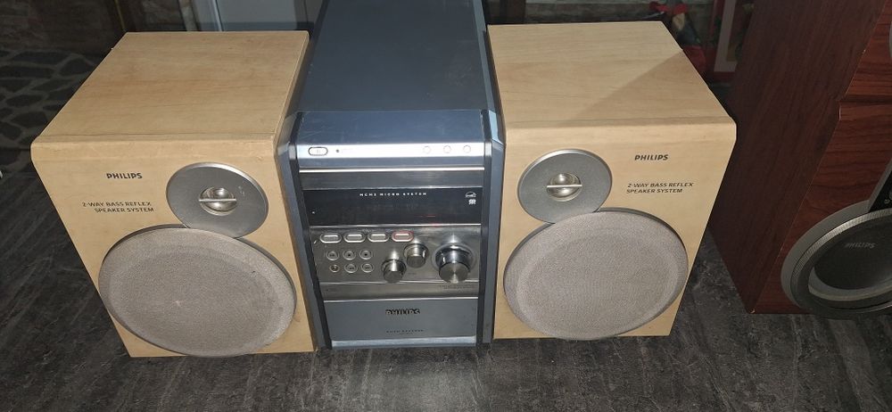 Combina muzicala cu boxe Philips .