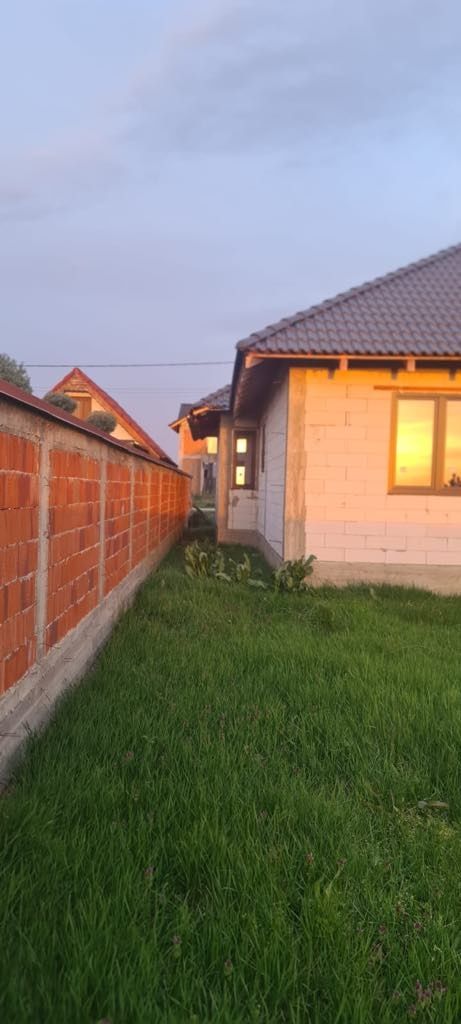 Vând casa la rosu Mandruloc