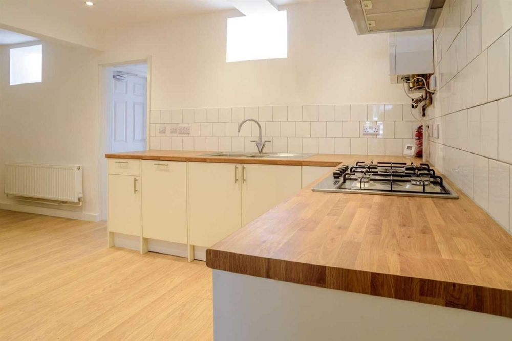 Дава се под наем Двустаен апартамент в София, Център - 65 кв.м за 382.5 € - Снимка #2