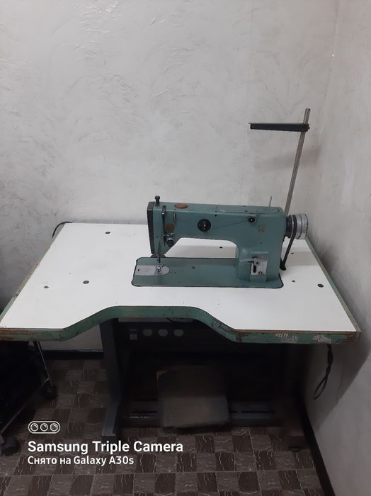 Продам швейную машинку 1022М