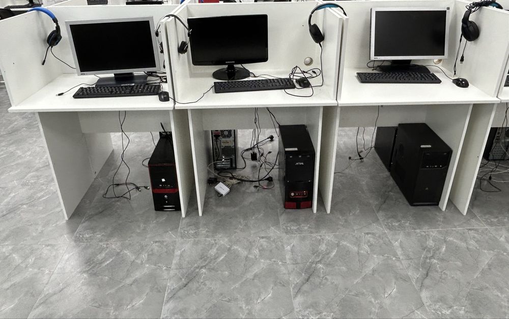 Стол с компьютером с мышкой процессором полный комплект наушником