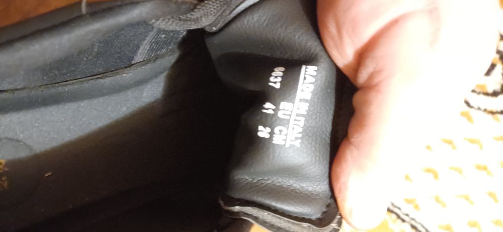 Vând o pereche de adidași noi nepurtati cu predare personală  nr 41