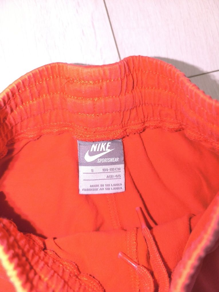 Лот дрешки 104см Nike,Chicco,Barbi, Benetton нови