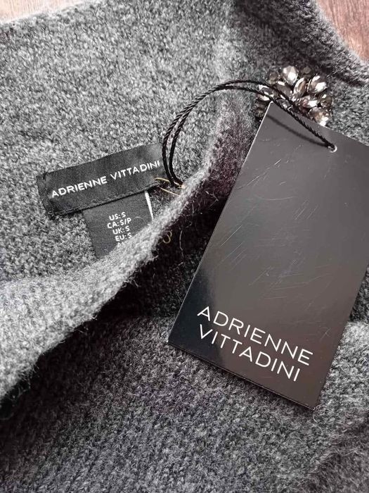 Елегантна жилетка на Adrienne Vittadini.